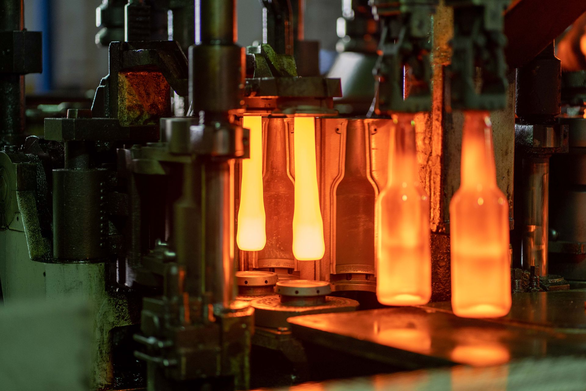 Contenitori di vetro incandescenti su una linea di produzione vetraria