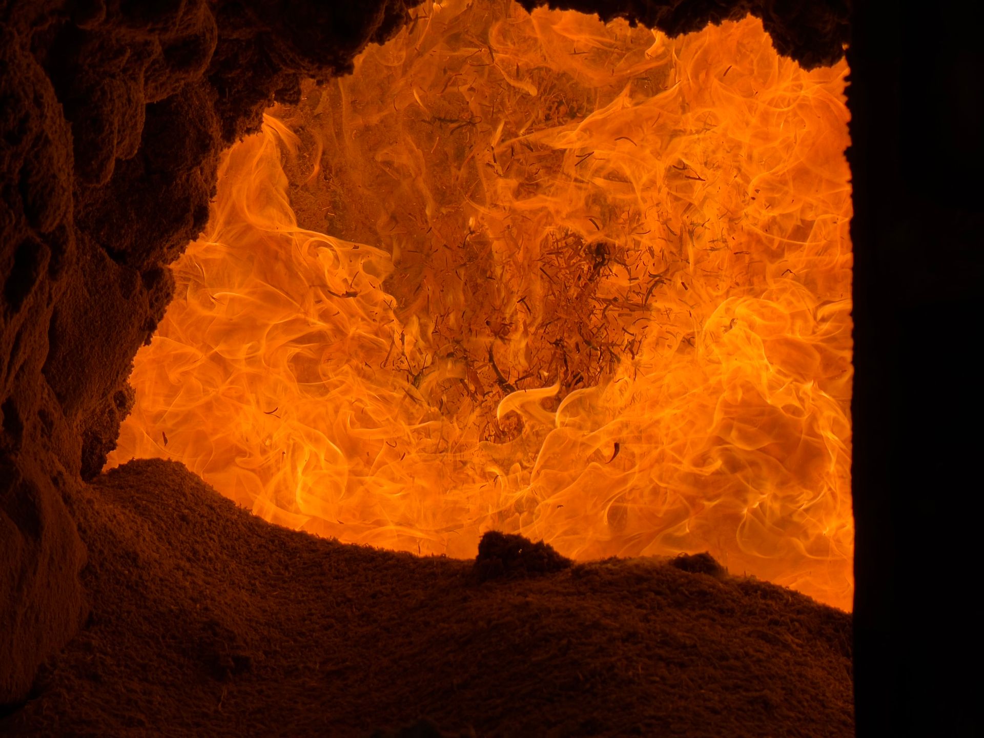 Fiamme all’interno di un forno industriale rivestito di refrattario